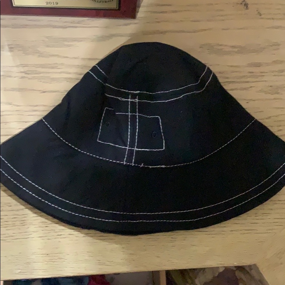 BUCKET HAT🖤🖤